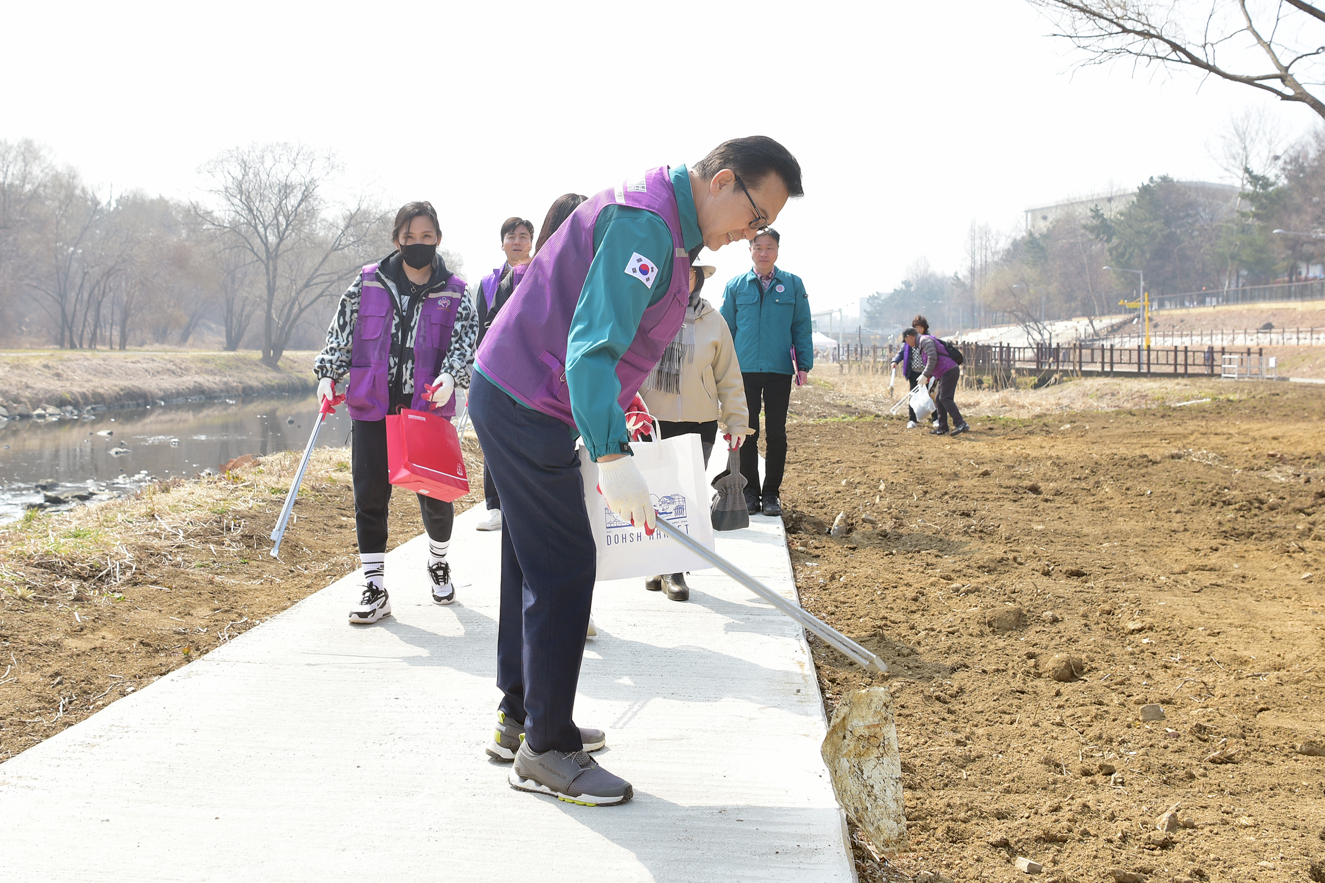 연수구가 11일 도심 속 생태 하천인 승기천 일대에서 봄맞이 환경정화 활동을 진행했다